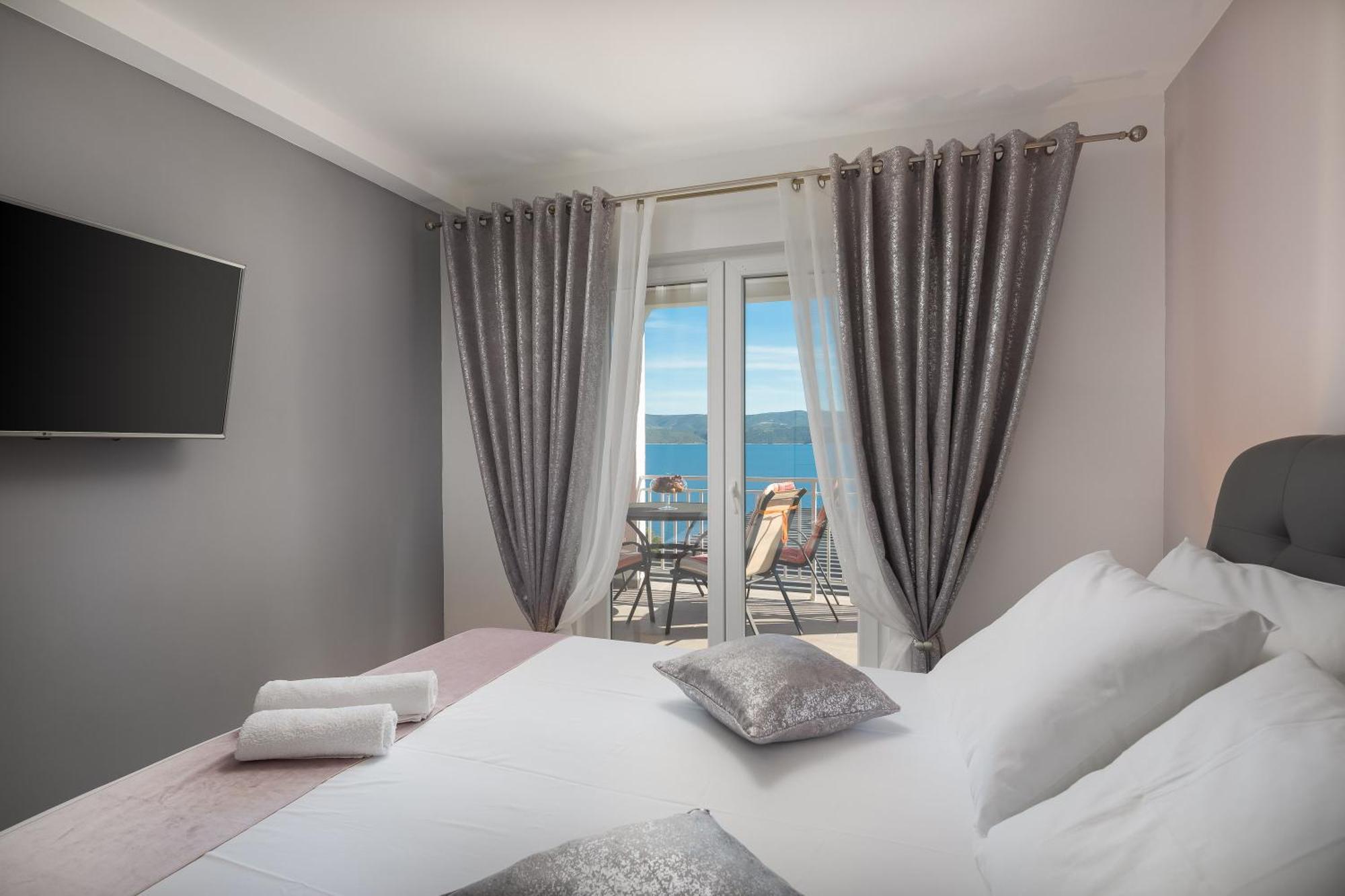 Luxury Seafront Villa With Heated Pool, Jacuzzi, Sea View, 150 M From Beach Stanici Extérieur photo